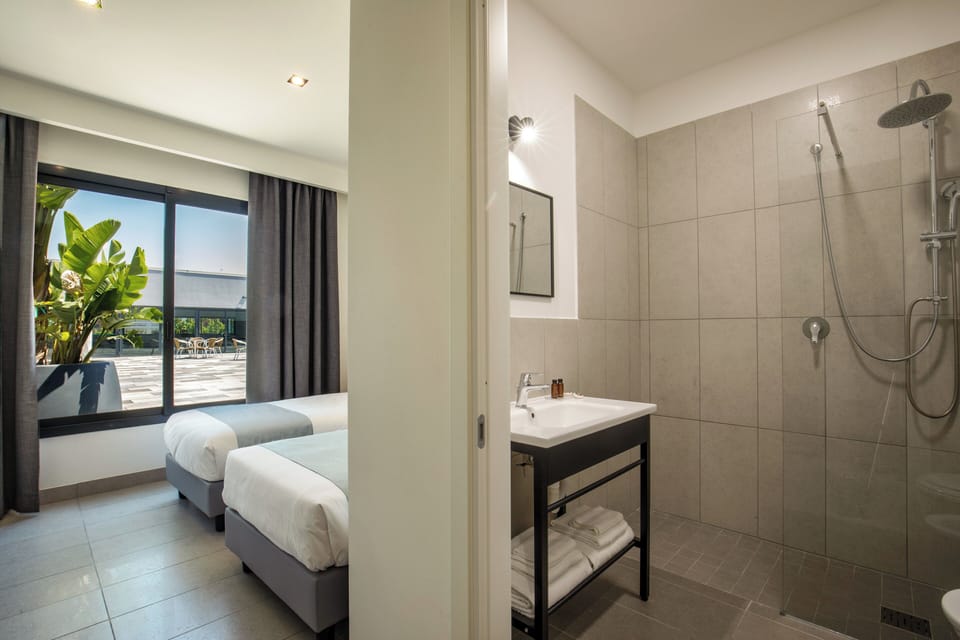 Twin Room | Down comforters, in-room safe, desk, laptop workspace