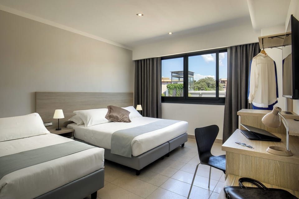 Twin Room | Down comforters, in-room safe, desk, laptop workspace