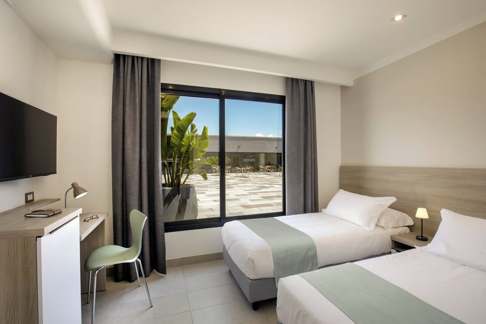 Twin Room | Down comforters, in-room safe, desk, laptop workspace