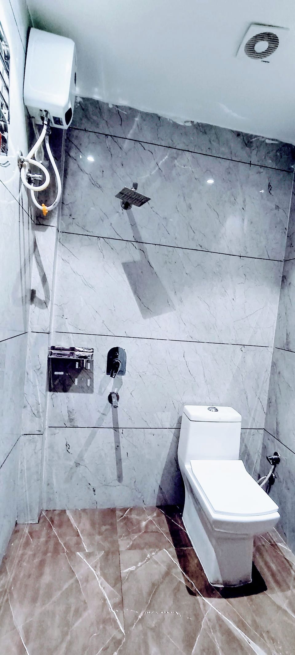 Combined shower/tub, slippers, soap, shampoo
