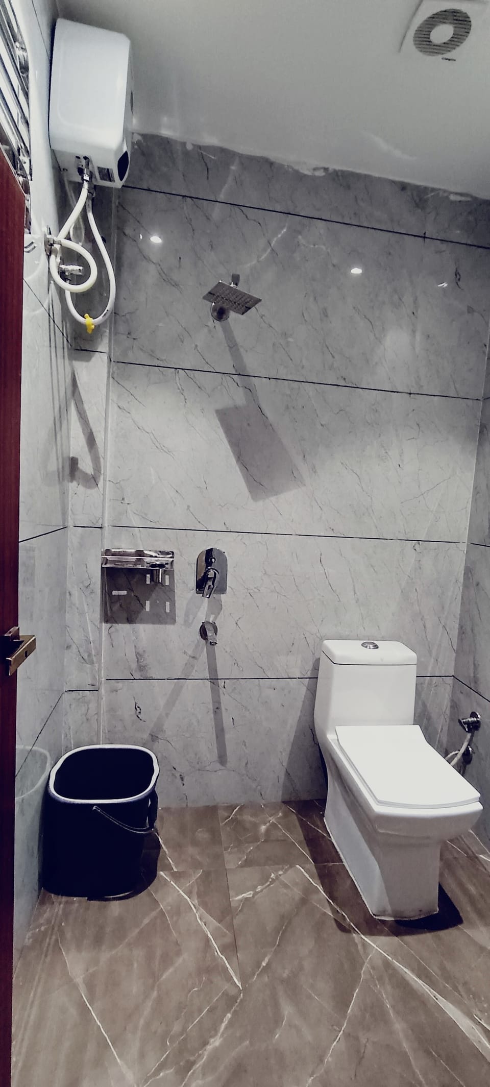 Family Room | Bathroom | Combined shower/tub, slippers, soap, shampoo
