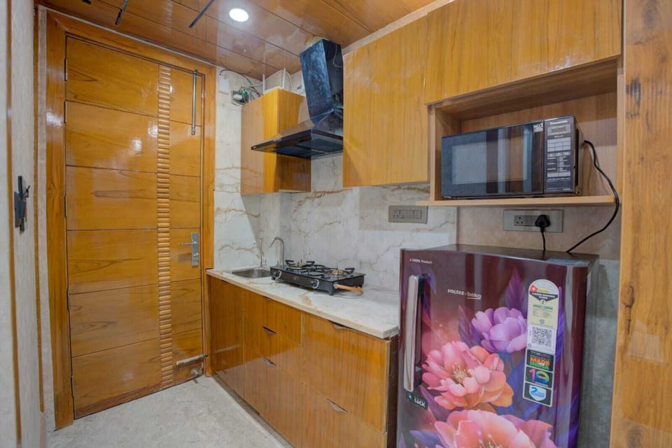 Studio | Private kitchen | Fridge, electric kettle, cookware/dishes/utensils