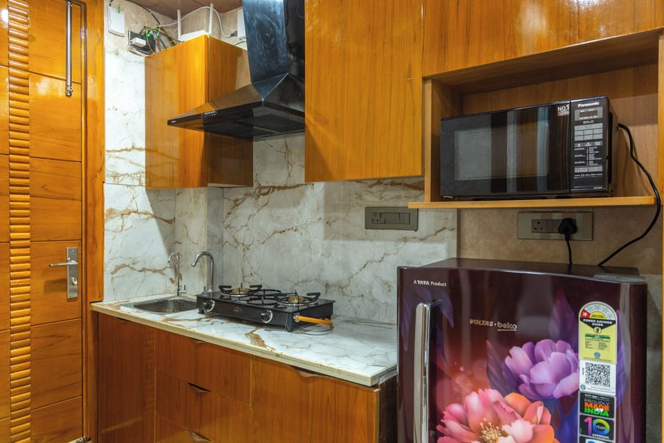 Studio | Private kitchenette | Fridge, electric kettle, cookware/dishes/utensils