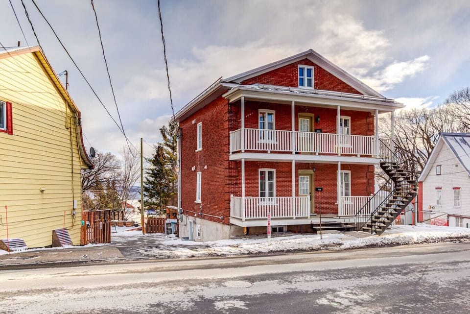 Exterior view of the triplex. Appartement is at 1st floor.