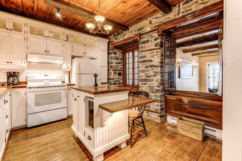 Kitchen with view on the dining room