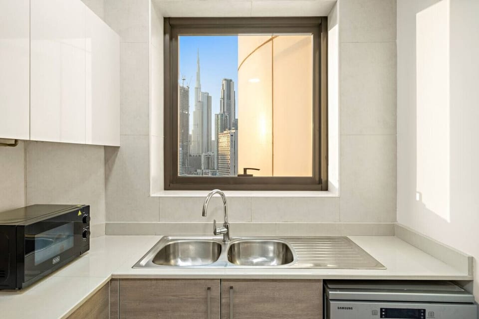 Kitchen: Enjoy breathtaking skyline views while cooking in this modern chef`s paradise!