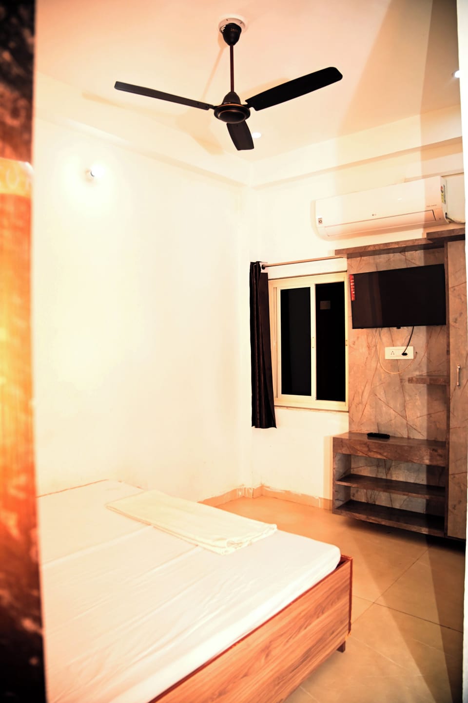 Family Room, 1 Large Twin Bed | Desk, laptop workspace, WiFi (free), individually furnished