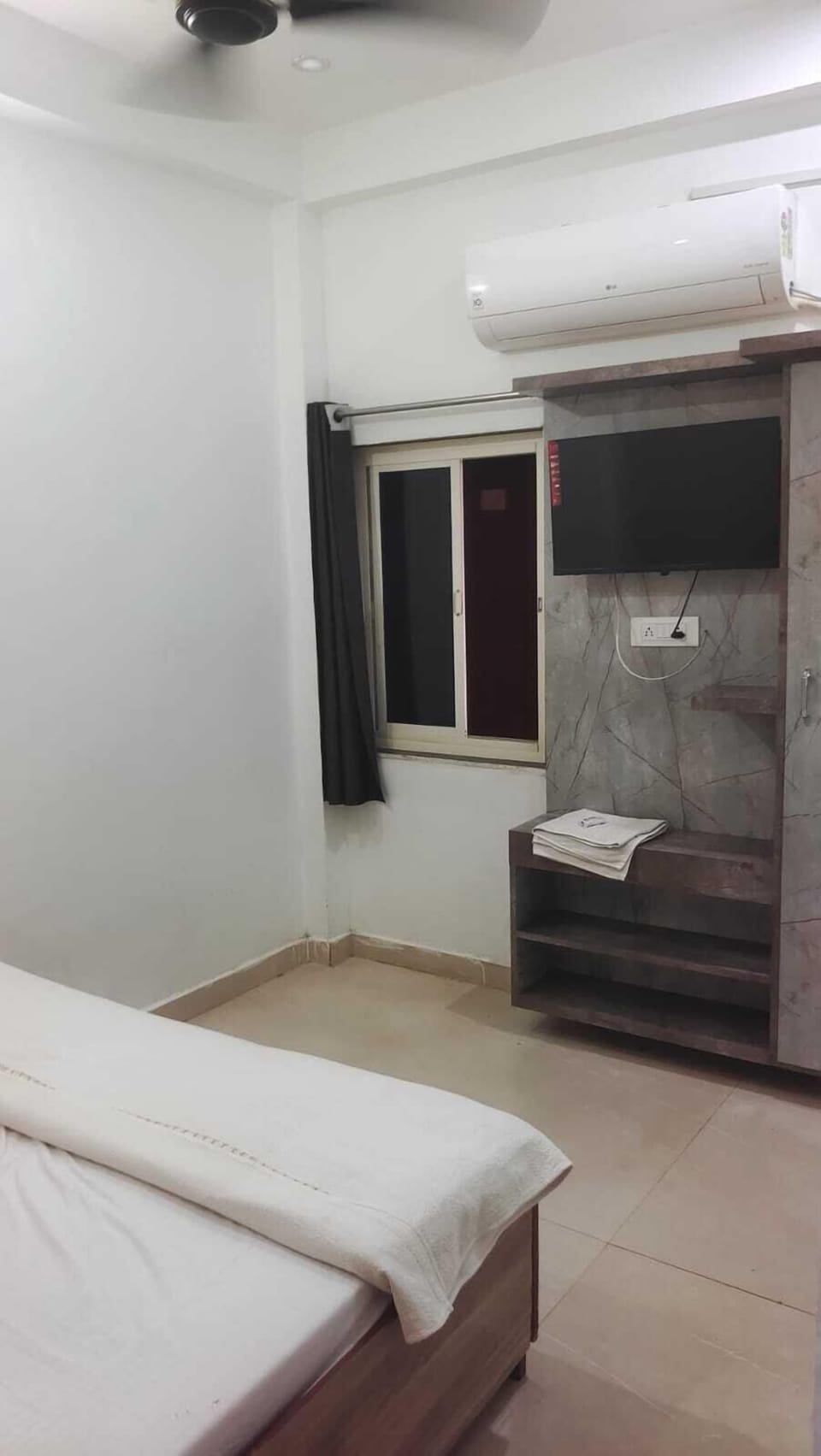 Family Room, 1 Large Twin Bed | Desk, laptop workspace, WiFi (free), individually furnished