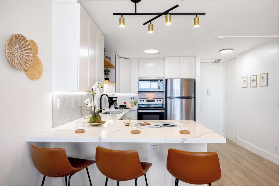 Full kitchen with counter