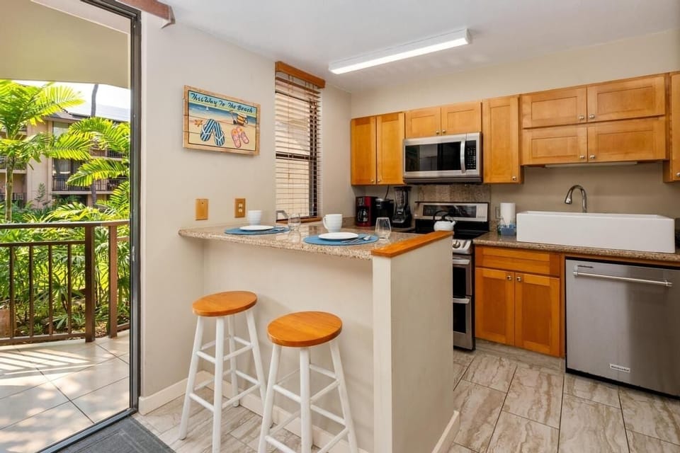 Condo, 1 Bedroom | Private kitchen | Fridge, oven, stovetop, coffee/tea maker