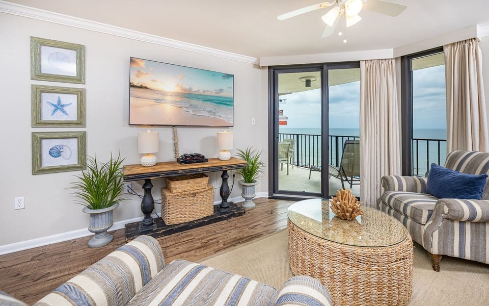 Condo, 2 Bedrooms | Living area