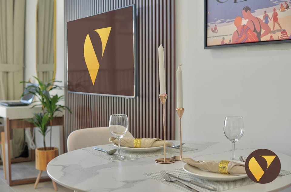 Luxury Studio, City View | In-room dining