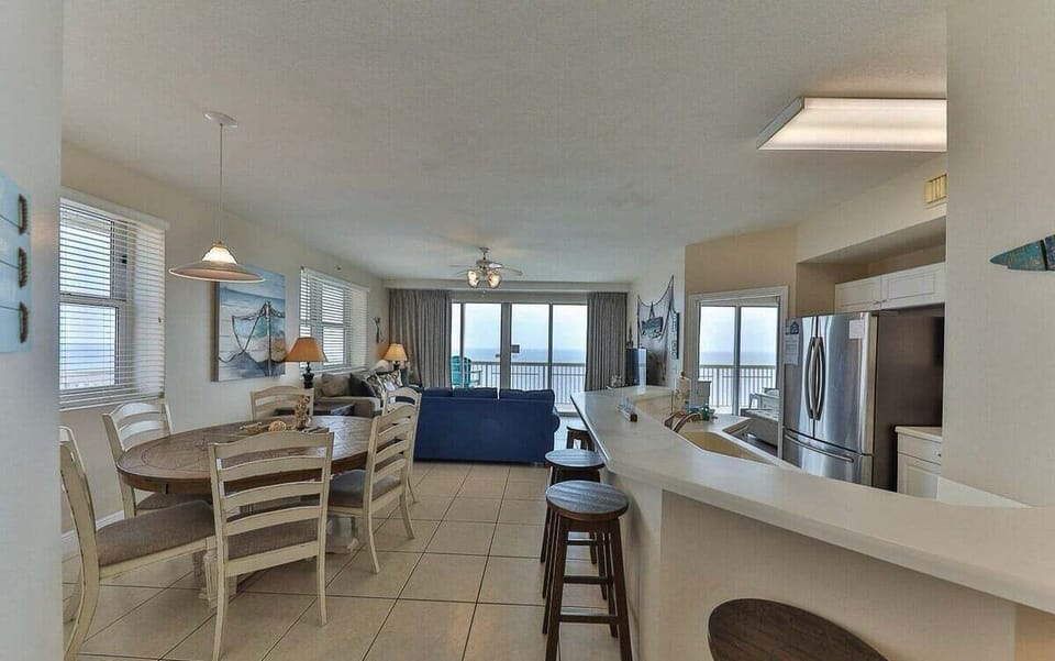 Breakfast bar and dining table