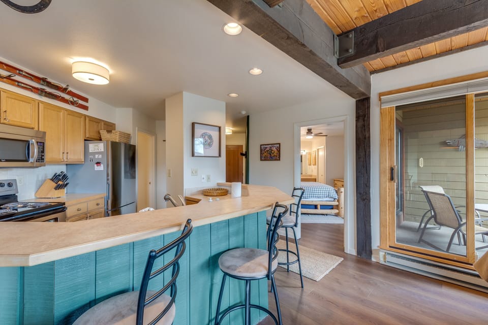 Full Kitchen & Bar