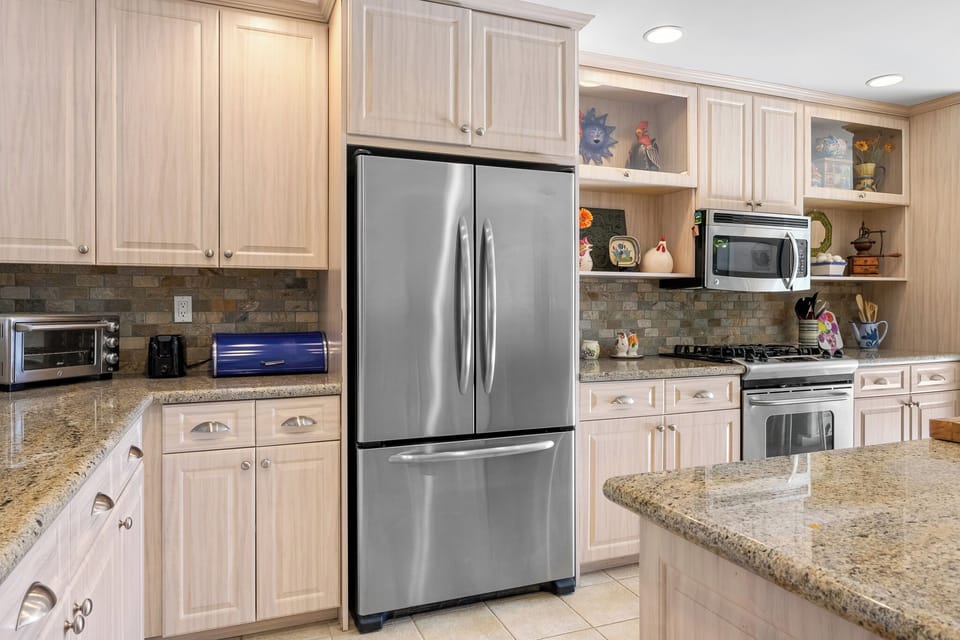 K0310-Kitchen-Fridg
