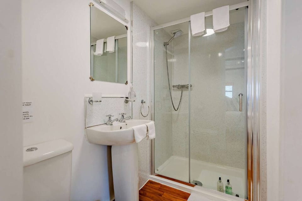Blue Room has an ensuite toilet and shower room 