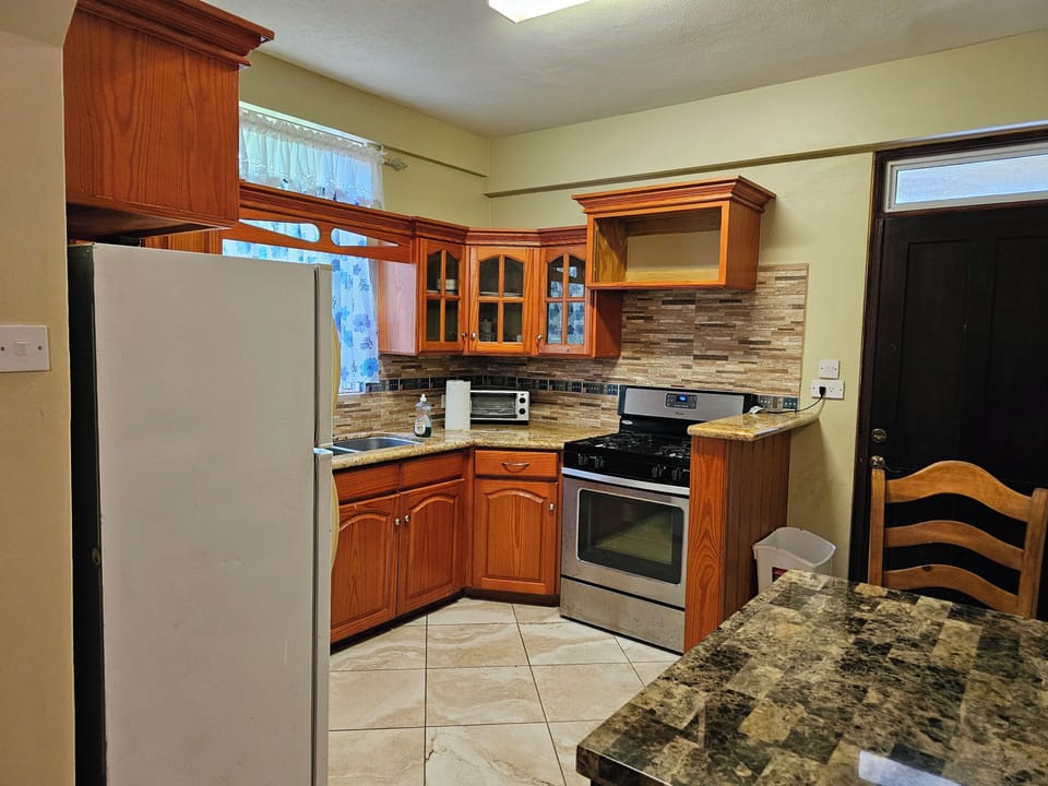 Fully equipped kitchen: kitchen table for coffee and larger table for meals.