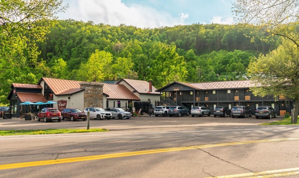 1The Lincoln Boutique Motel with Pour Taproom onsite