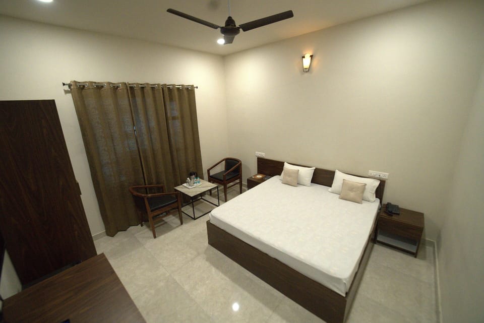 Deluxe Double Room, 1 Bedroom | Iron/ironing board, free WiFi