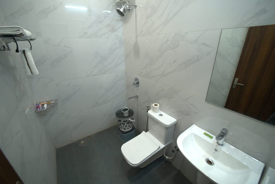 Deluxe Double or Twin Room | Bathroom | Shower, slippers, towels