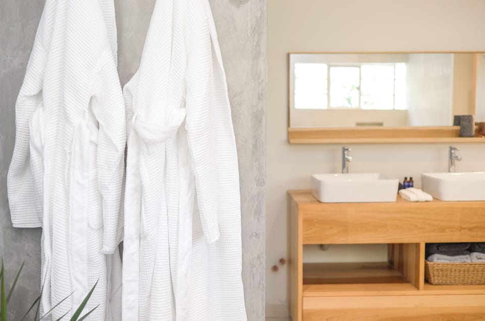 Suite R | Bathroom | Shower, free toiletries, towels