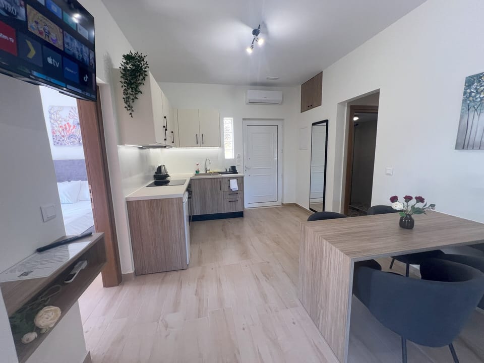Deluxe Suite | Living area | TV