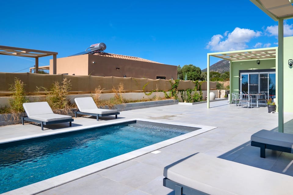 Sundeck perspective to the pool and main building