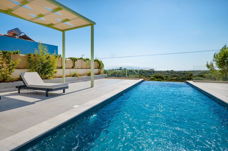 Pool perspective to unlimited view