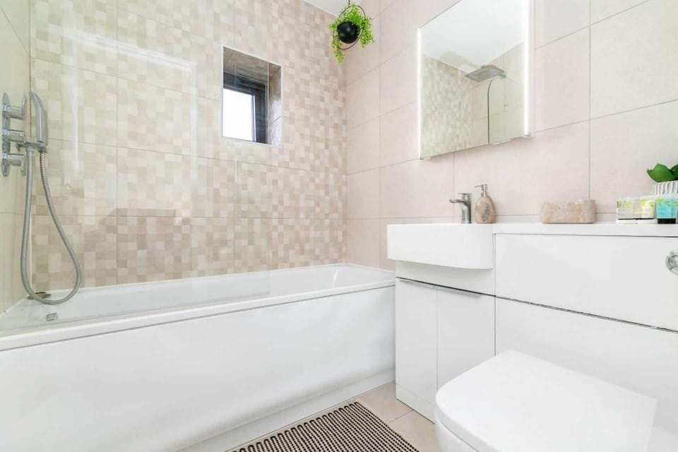 Private en-suite bathroom with modern finishes, complimentary toiletries and everything you need for a comfortable and refreshing stay