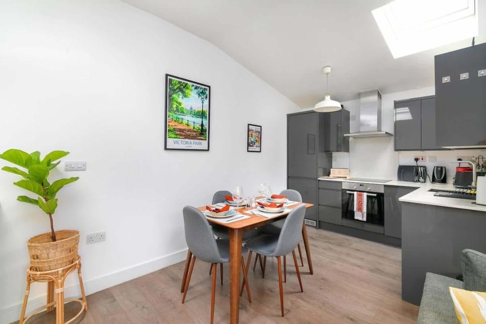Modern open-plan kitchen and dining area, fully equipped for home cooking and perfect for enjoying meals together in comfort