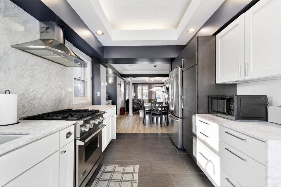 Luxurious Kitchen with Viking Range