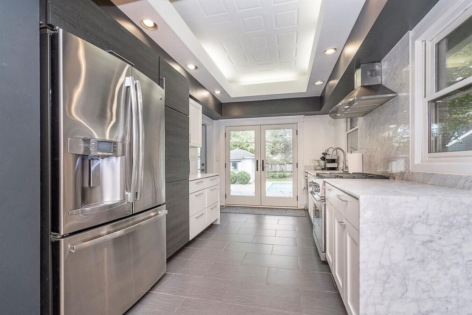 Luxurious Kitchen w/ Viking Oven/Range