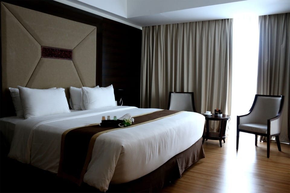 Suite | Minibar, in-room safe, desk, blackout drapes