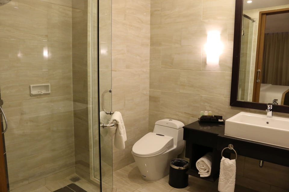 Deluxe Room | Bathroom | Combined shower/tub, free toiletries, hair dryer, bathrobes