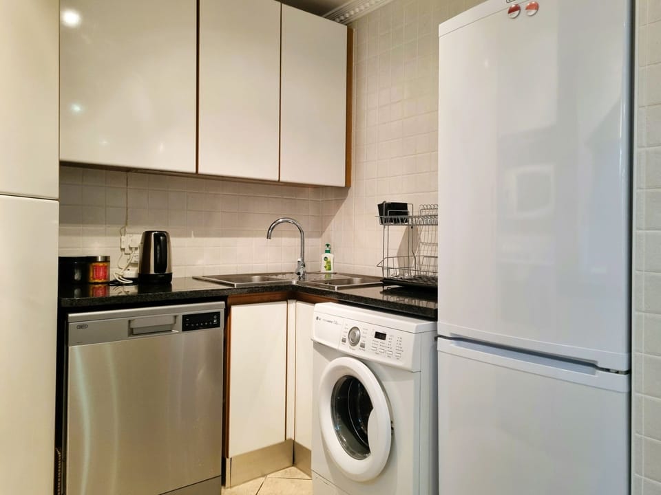 The scullery with a dishwasher and a washing machine