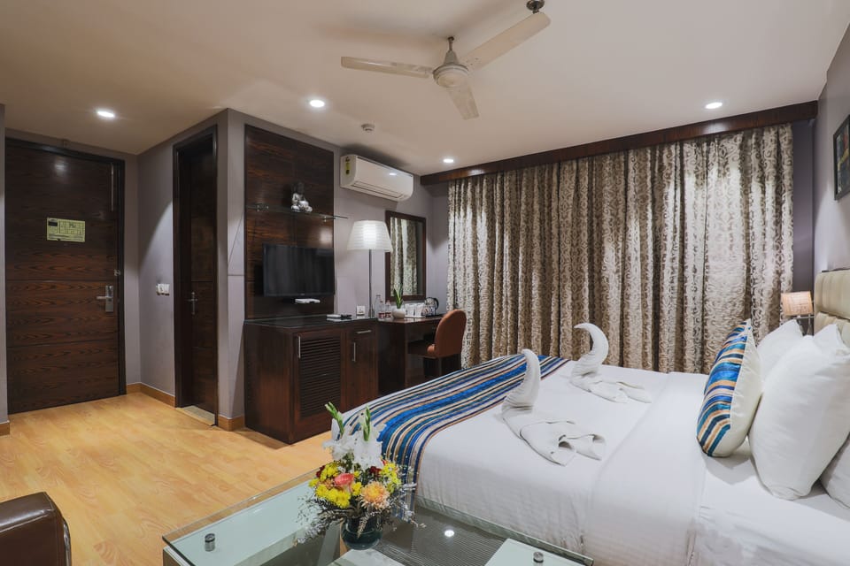 Club Room | Minibar, in-room safe, desk, laptop workspace