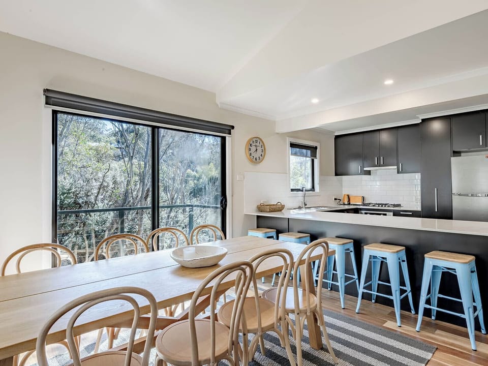 Deluxe 3 Bedroom Loft-Style Lodge | In-room dining