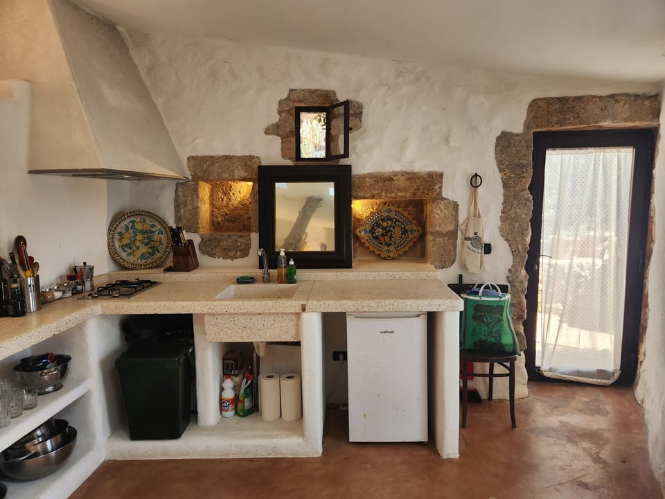 Fully equipped kitchen adjacent to the living / dining area.