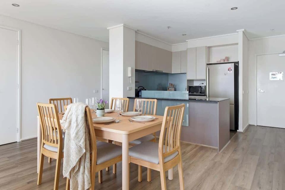 A very spacious kitchen & dining.