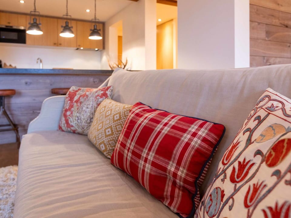 Furniture, Interior Design, Couch, Cushion, Wood, Flooring, Throw Pillow, Living Room, Textile, Floor