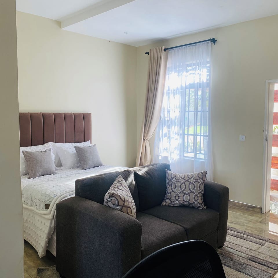 Deluxe Suite, Courtyard View | Iron/ironing board, free WiFi