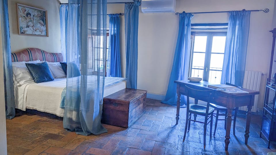 Suite Silvio al secondo piano senza ascensore | 1 bedroom, desk, laptop workspace, iron/ironing board