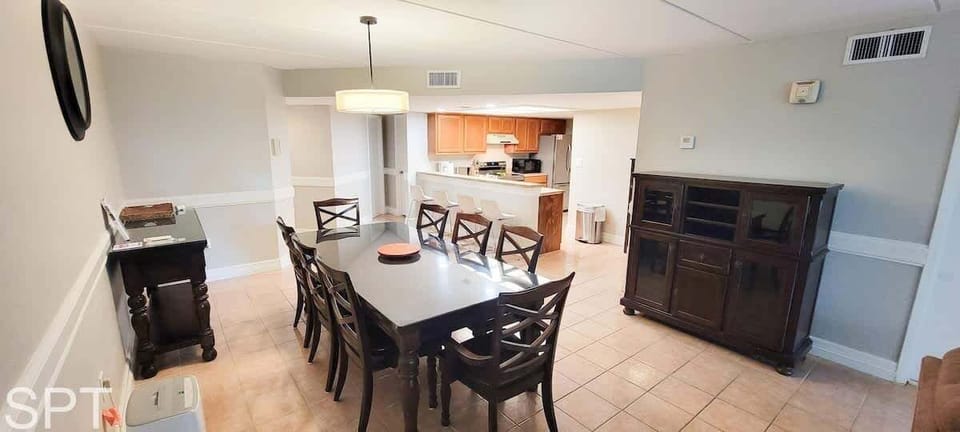 Apartment, 2 Bedrooms | Dining