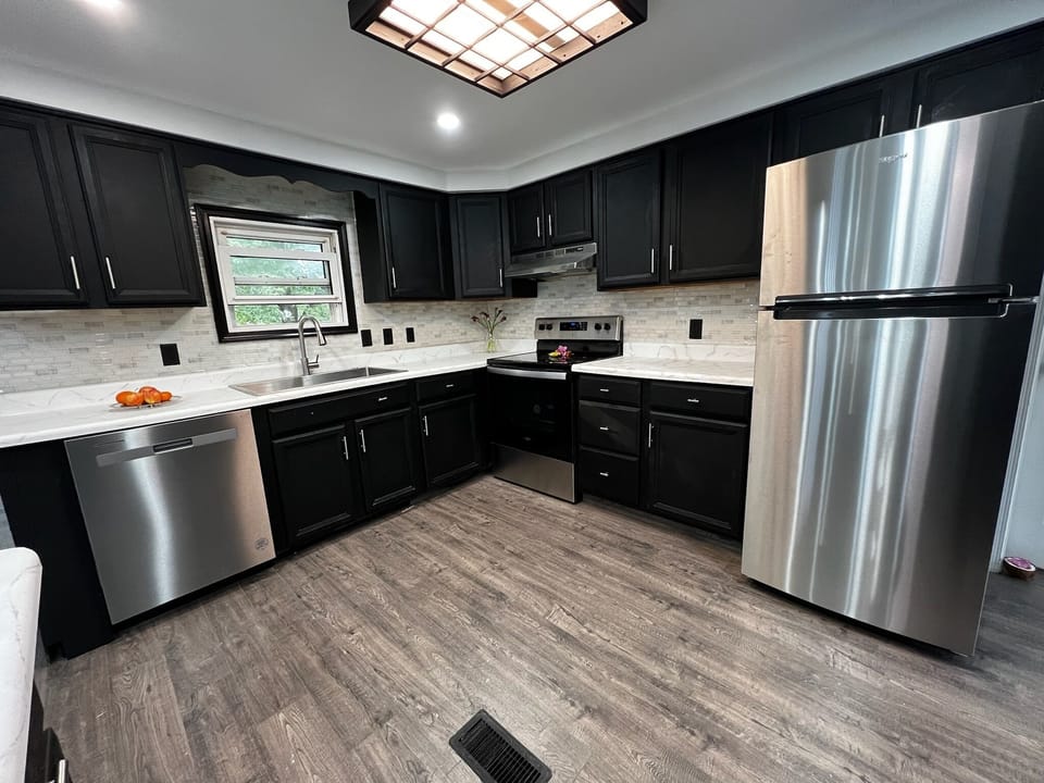 Gourmet kitchen! Modern & fully equipped for delicious meals.