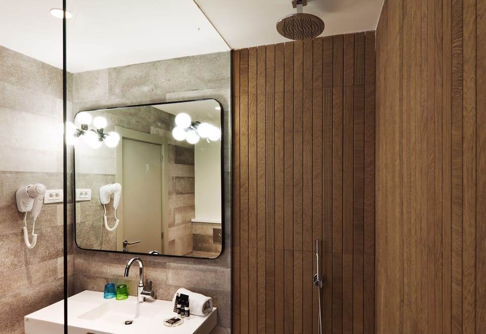 Shower, rainfall showerhead, free toiletries, hair dryer
