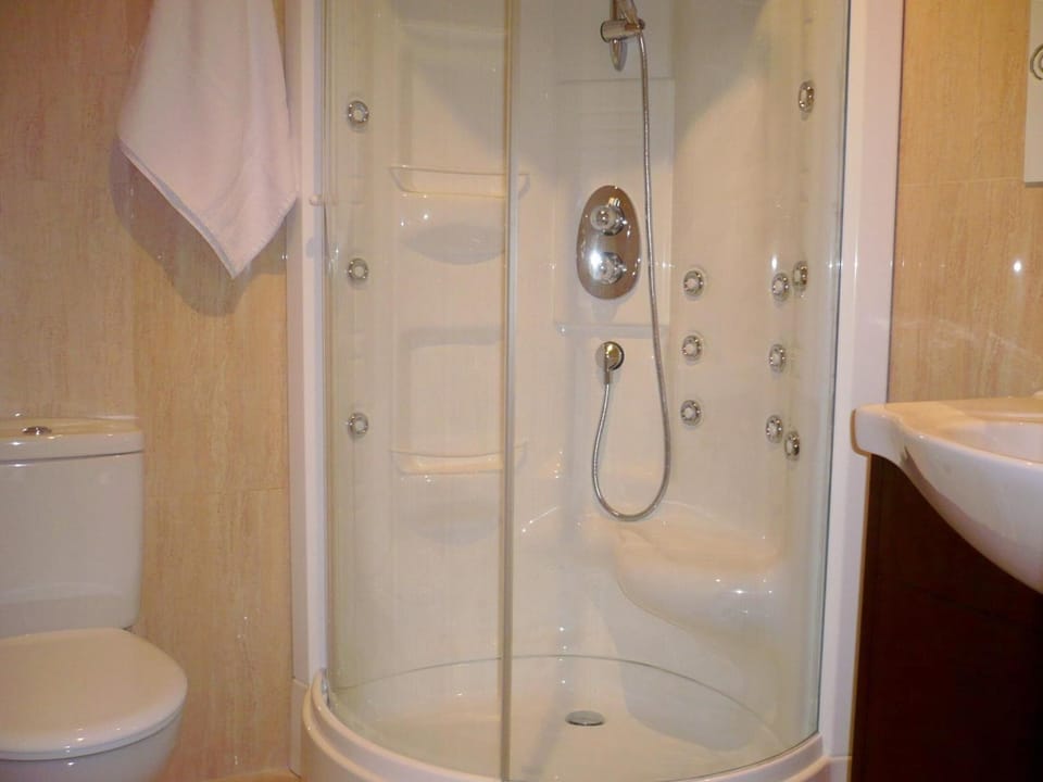 Shower, free toiletries, towels