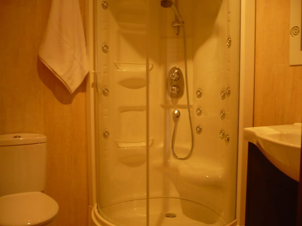 Double Room | Bathroom shower