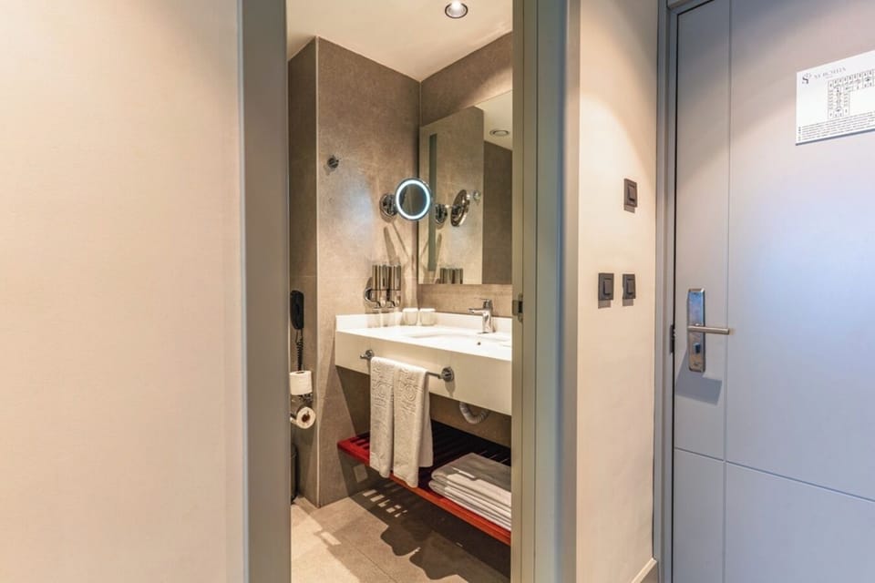 Deluxe Shallow Pool Room | Bathroom | Shower, rainfall showerhead, free toiletries, hair dryer