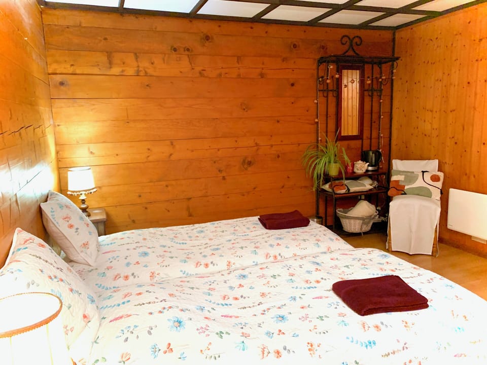 Romantic Room, Non Smoking, Mountain View | Premium bedding, laptop workspace, iron/ironing board, free WiFi