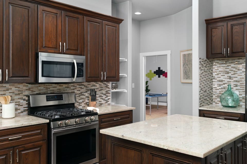 A well-stocked kitchen with all the essentials for home-cooked meals. 🏡🍽️